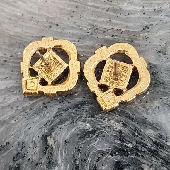 Elegant Vintage Gold-Tone Floral Stud Earrings with Green Accent - Picture 2 of 4